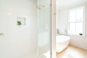 Haartrockner, Handtücher, Seife, Toilettenpapier