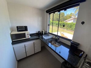 Casa clásica, lanai, vista al lago | Cocina privada | Refrigerador con congelador, microondas y parrilla de estufa 