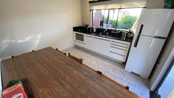 Villa Querência na Represa CASA 03 | Cozinha privada | Geladeira grande, micro-ondas, cooktop