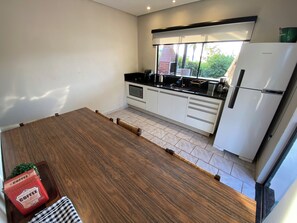 Casa clásica, lanai, vista al lago | Cocina privada | Refrigerador con congelador, microondas y parrilla de estufa 