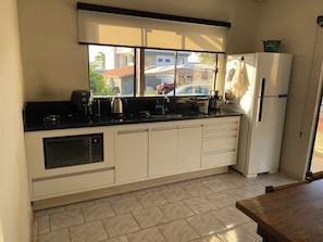 Maison Classique, véranda, vue lac | Cuisine privée | Grand réfrigérateur, micro-ondes, plaque de cuisson