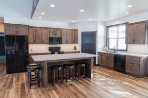 Private kitchen - Spacious 4-bedroom house with WiFi, in Two Rivers WI, 30 miles from the draft (Two Rivers)