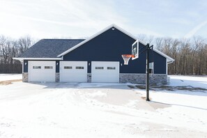 Exterior - Spacious 4-bedroom house with WiFi, in Two Rivers WI, 30 miles from the draft (Two Rivers)