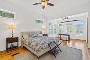 4 bedrooms, desk, iron/ironing board, travel crib