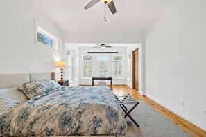 4 Schlafzimmer, Schreibtisch, Bügeleisen/Bügelbrett, Reisekinderbett