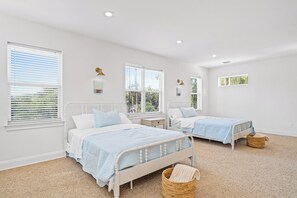 4 slaapkamers, een bureau, een strijkplank/strijkijzer, reisbedje