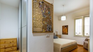 1 habitación, escritorio, tabla de planchar con plancha y cuna de viaje 