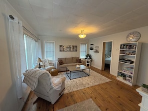 TV, fireplace, books - Waterfront 3 Bedroom cottage located in beautiful Turkey Point (Vittoria)