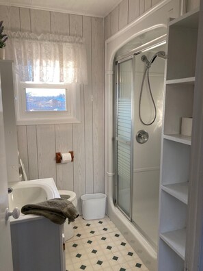 Dusche, Handtücher, Seife, Toilettenpapier