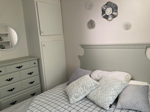 3 bedrooms, WiFi, bed sheets - Waterfront 3 Bedroom cottage located in beautiful Turkey Point (Vittoria)