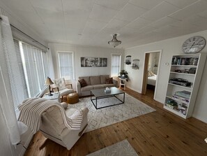 Een televisie, een open haard en boeken