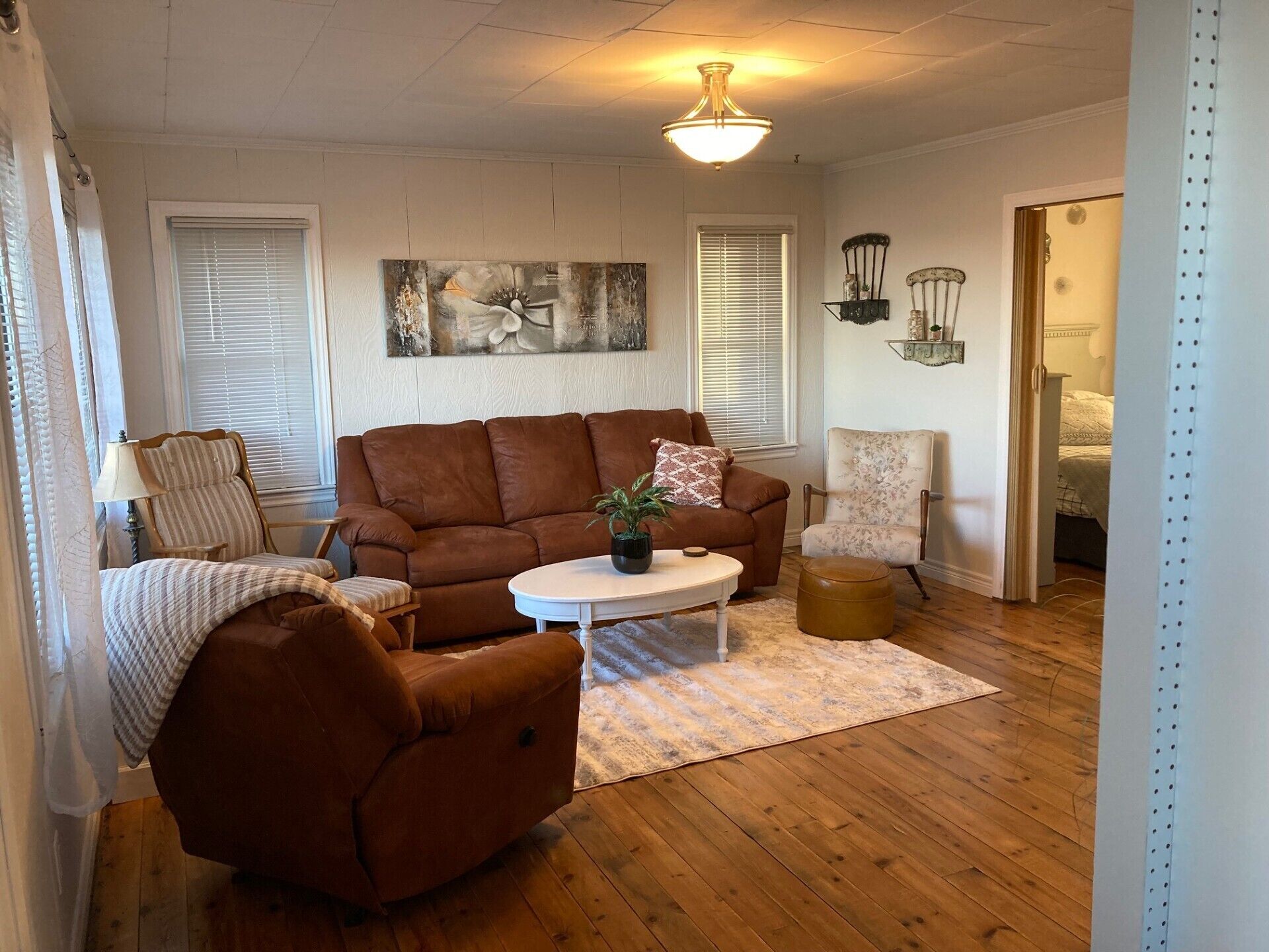 Fernseher, Kamin, Bücher