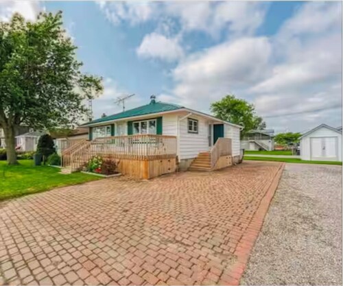 Waterfront 3 Bedroom cottage located in beautiful Turkey Point