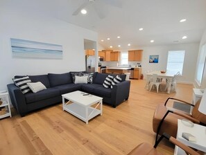 Smart TV, books - Top-Floor 3 BR/2 BA Condo w/ Deck –3 Blocks from Beach and Boardwalk (Ocean City)