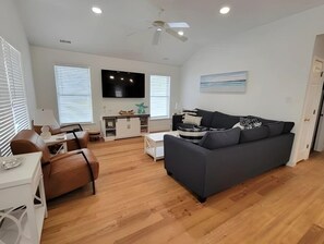 Smart TV, books - Top-Floor 3 BR/2 BA Condo w/ Deck –3 Blocks from Beach and Boardwalk (Ocean City)