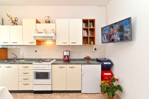 ثلاجة، فرن، موقد طهي مسطح، ماكينة لصنع القهوة/الشاي