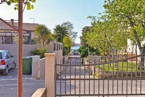 المنطقة المحيطة بالمنشأة