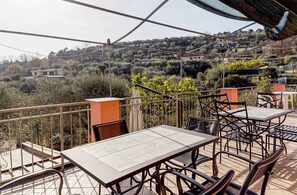 Outdoor dining - Holiday apartment with air conditioning, internet and pool (Imperia)