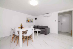 Dining - Holiday apartment with shared pool (Kras-Dobrinj)
