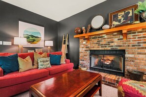 Smart TV y chimenea 