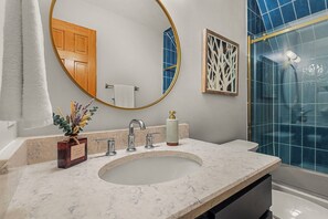 淋浴设施、吹风机、毛巾、肥皂