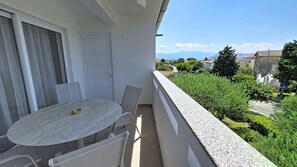 Outdoor dining - Holiday apartment with balcony (Baška)