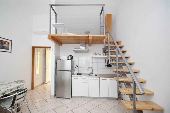 Fridge, stovetop, coffee/tea maker, toaster