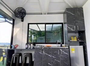 Cabana superluxo, sacada, vista para o lago | Cozinha privada | Cooktop, talheres/pratos/utensílios de cozinha