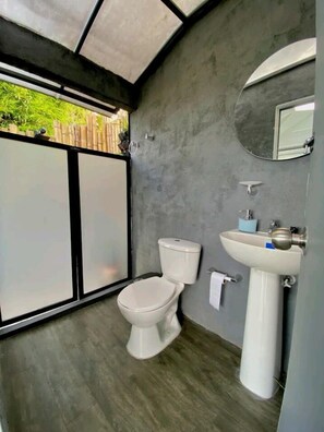 Luxury Cabin, Balcony, Lake View | Bilik Mandi | Tab mandi dan pancuran berasingan, pengering rambut, tuala disediakan 