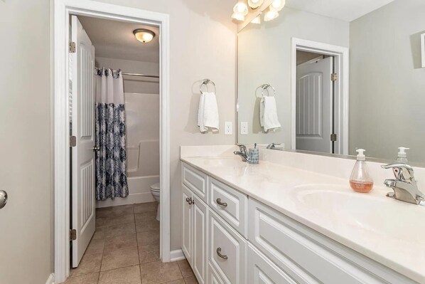 Shower, jetted tub, bidet, towels