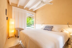 5 bedrooms, iron/ironing board, free WiFi, bed sheets