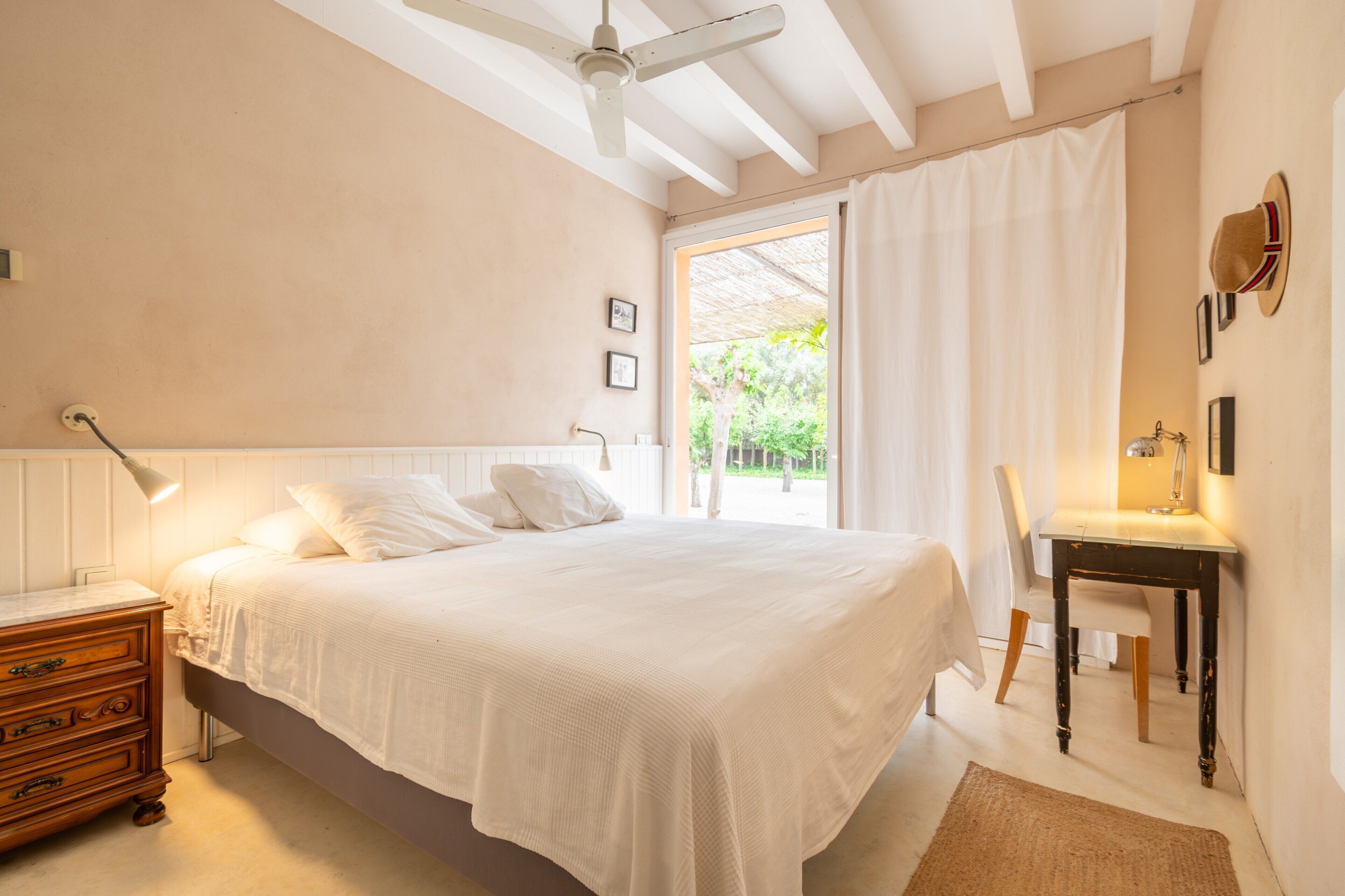 5 bedrooms, iron/ironing board, free WiFi, bed sheets