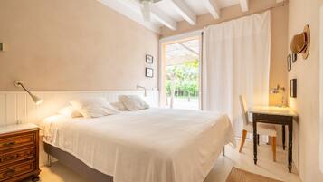 5 bedrooms, iron/ironing board, free WiFi, bed sheets