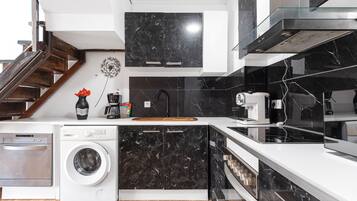 Een koelkast, een magnetron, een oven, een kookplaat