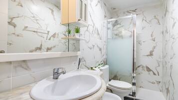 Een douche, handdoeken