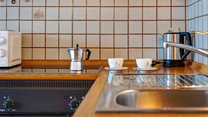 A kitchenette with a microwave, coffee maker, and a sink. - Apartment 'Klein' with Mountain View, Shared Garden and Wi-Fi (Velturno)