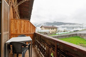 Outdoor dining - Apartment 'Klein' with Mountain View, Shared Garden and Wi-Fi (Velturno)