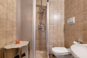Shower, hair dryer, towels - Apartment 'Groß' with Mountain View, Shared Garden and Wi-Fi (Velturno)