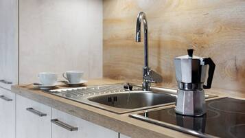 Kühlschrank, Mikrowelle, Herdplatte, Wasserkocher mit Kaffee-/Teezubehör