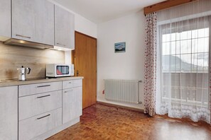 Jääkaappi, mikroaaltouuni, liesi, kahvin-/teenkeitin