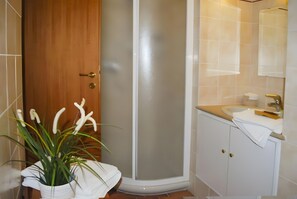 Suihku, hiustenkuivaaja, pyyhkeet