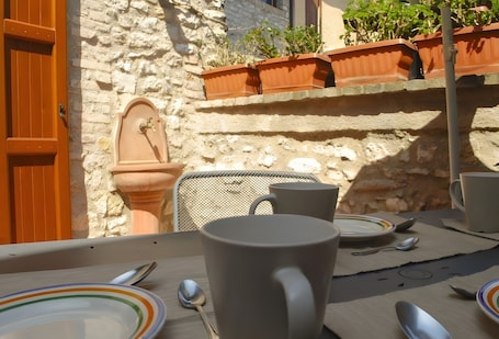 Outdoor dining. Apartment 'Casa Mary Limone' with Private Terrace and Wi-Fi