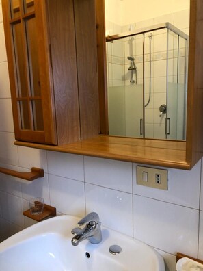 Een douche, een haardroger, handdoeken