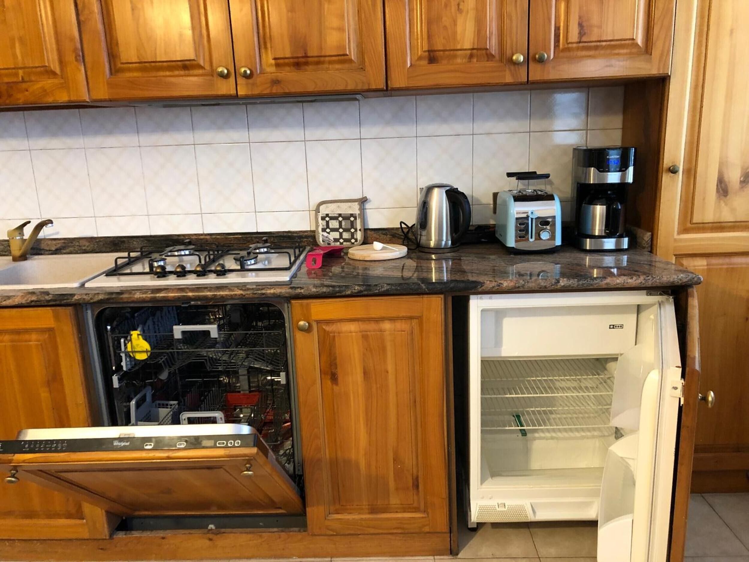 Refrigerador, microondas, placa de cocina, cafetera/tetera