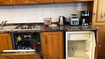 Refrigerador, microondas, placa de cocina, cafetera/tetera