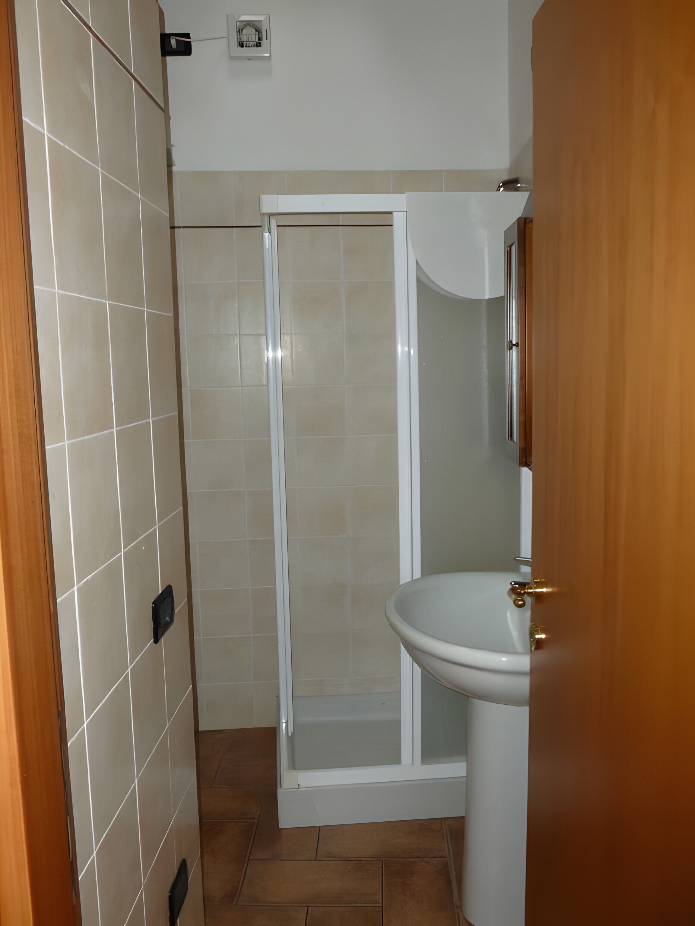 Douche, sèche-cheveux, serviettes fournies