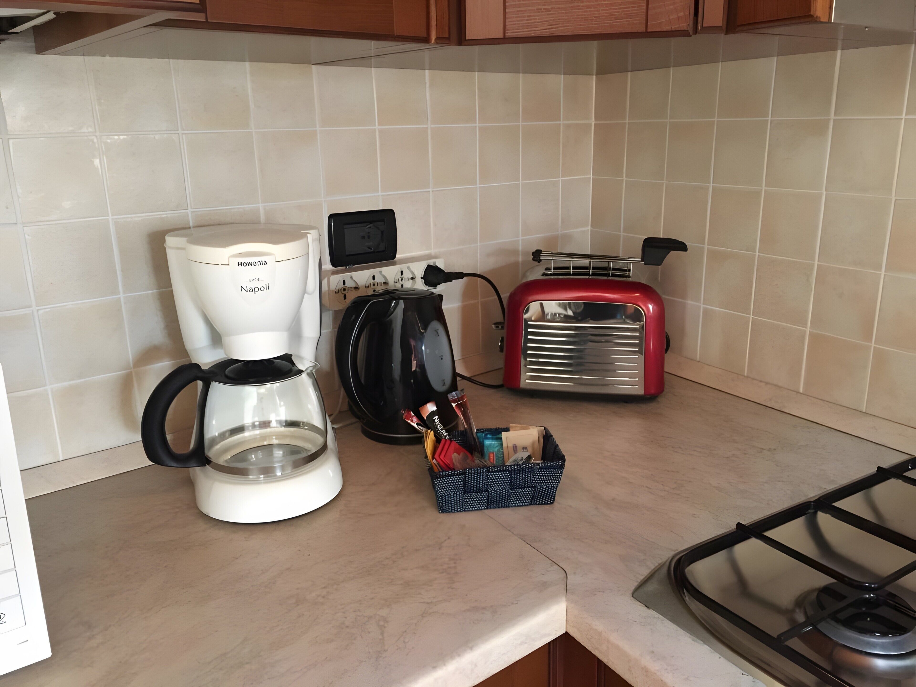 Frigorifero, microonde, piano cottura, macchina per tè/caffè