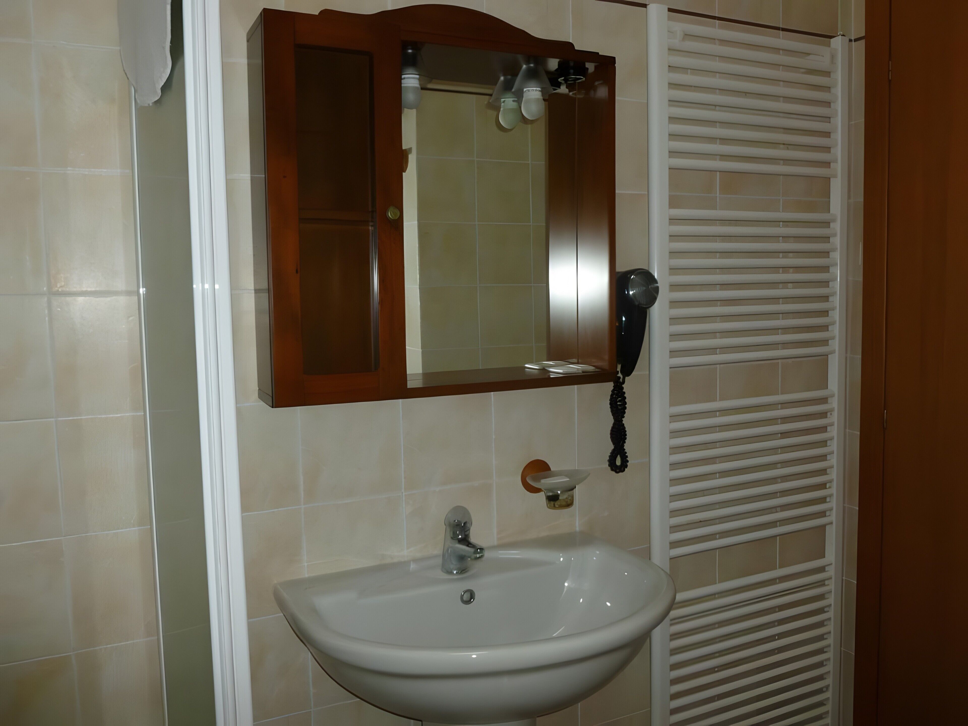 Dusche, Haartrockner, Handtücher