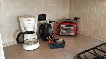 Réfrigérateur, micro-ondes, plaque de cuisson, cafetiÚre/bouilloire