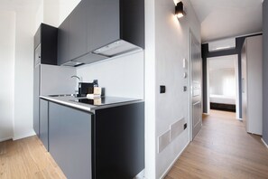 Réfrigérateur, micro-ondes, plaque de cuisson, lave-vaisselle